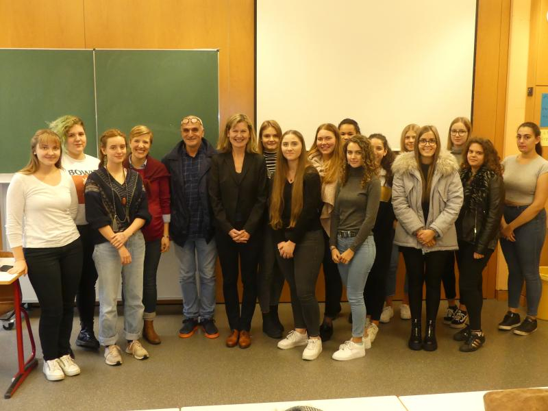 Schüler*innen, Emelie Schwörer und Schulleiterin Barbara Berhorst mit Lyriker und Essayist José F.A. Oliver nach einem Workshop am BSZ im Jahr 2019
